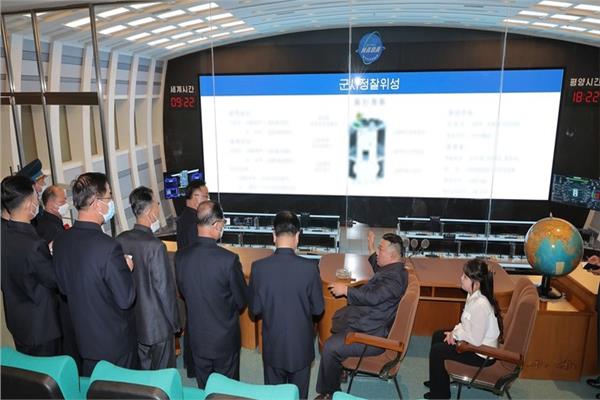 كيم جونج أون رئيس كوريا الشمالية وهو يجري جولة في وكالة الفضاء مع ابنته