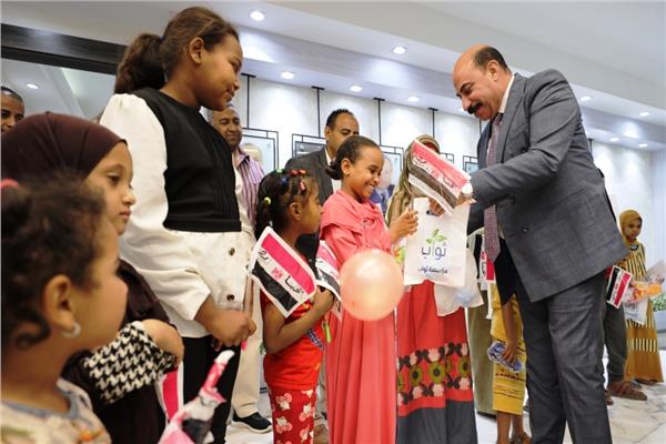 محافظ أسوان يوزع هدايا ومعايدات العيد والألعاب الترفيهية على الأطفال