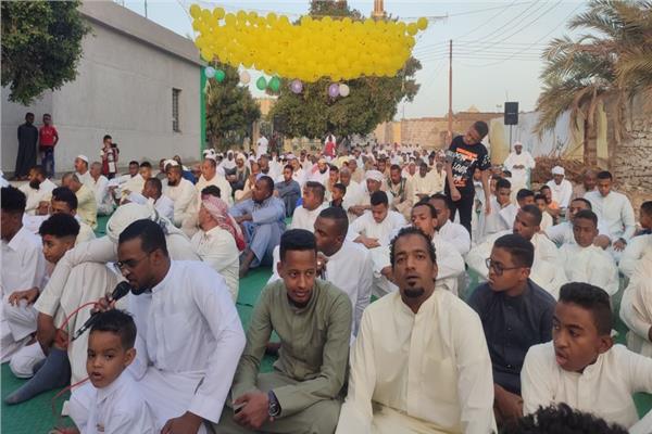 توافد المصلين على المساجد لأداء صلاة عيد الفطر بأسوان
