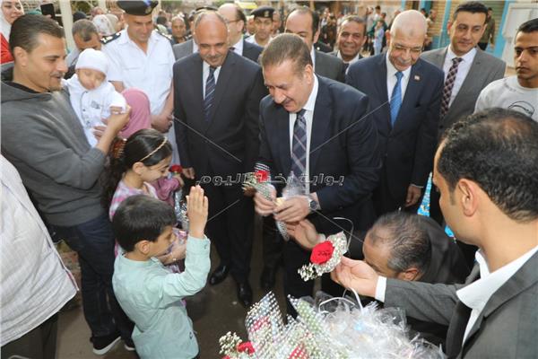 محافظ المنوفية يوزع الورود والكعك على المواطنين والأطفال