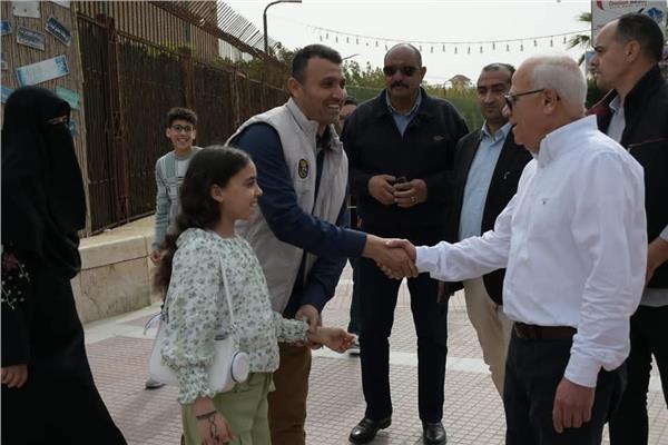 محافظ بورسعيد يشارك المواطنين الاحتفال بعيد الفطر المبارك