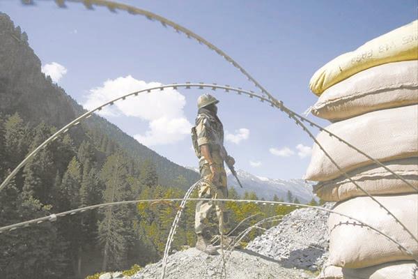 جندى هندى يقف فى حراسة عند نقطة تفتيش على طول الحدود الصينية الهندية المتنازع عليها