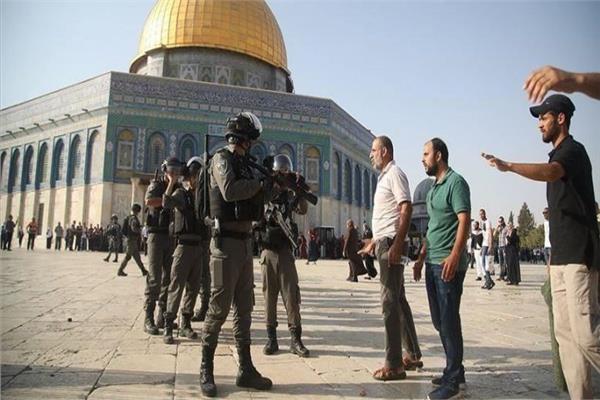 شرطة الاحتلال تعتدي على مصلى «باب الرحمة»