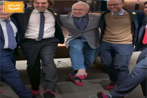 سياسيون ذكور في كندا يرتدون الكعب العالي