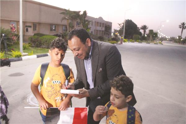 محرر «الأخبار» يتحدث إلى طفلين عقب وصولهما أرض الوطن