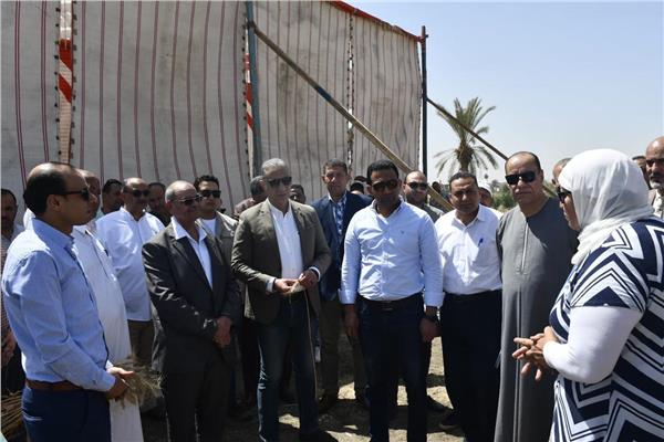 الدكتور أحمد الأنصاري محافظ الفيوم يتفقد أعمال حصاد القمح