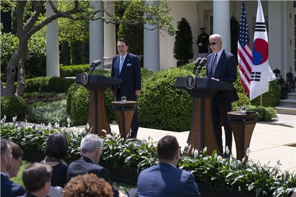الرئيس الأمريكي جو بايدن ونظيره الكوري الجنوبي يون سيوك يول