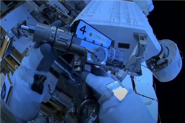 رائد فضاء يكسر مسمار جهاز ترددات الراديو بالمحطة الفضائية