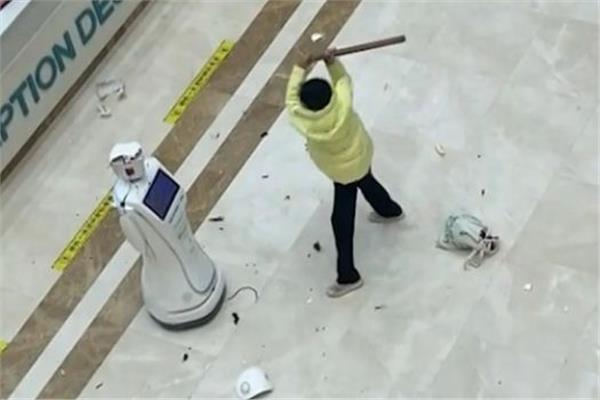 ممرضة تحطم روبوت في مستشفى بالصين