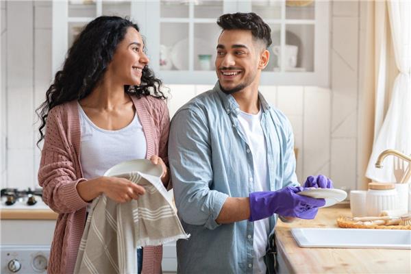 7 طرق للحصول على مساعدة زوجك في الأعمال المنزلية