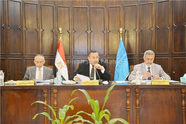 جامعة الإسكندرية تناقش خطة الجامعة لإنشاء درجات مزدوجة مع جامعات عالمية