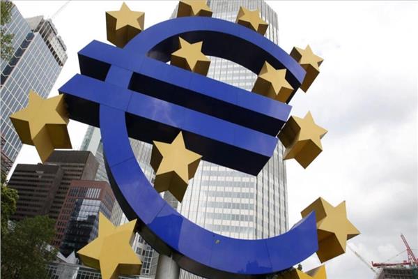 شعار العملة الاوروبية اليورو امام البنك المركزي الاوروبي في فرانكفورت - أرشيفية