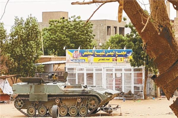 مركبة عسكرية تابعة للجيش السودانى فى الخرطوم
