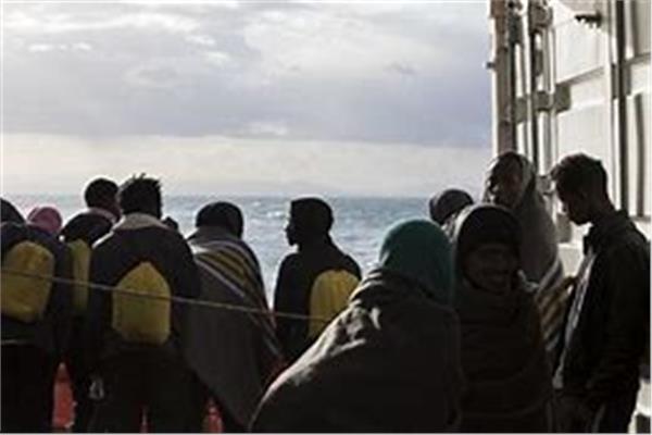  نازحون ينتظرون زوارق تحملهم إلى سفن إجلاء من بورتسودان (صورة من البرنامج)