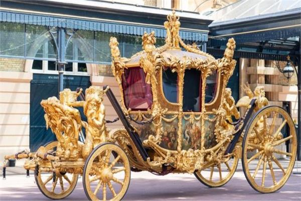 عربات ملكية فخمة يستقلها الملك تشارلز الثالث وقرينته