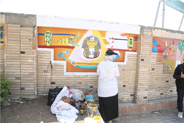  محافظ كفر الشيخ يشيد بطالبات تربية نوعية لتزيينهن جدران 