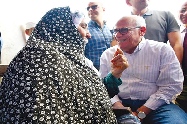 محافظ بورسعيد يستمع للحاجة فاطمة