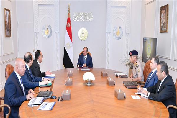الرئيس عبد الفتاح السيسي يجتمع مع رئيس الوزراء وكبار رجال الدولة