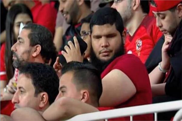 الشيخ أحمد إبراهيم مشجع النادي الأهلي من ذوي البصيرة صاحب الصورة الشهيرة من مباراة كأس السوبر