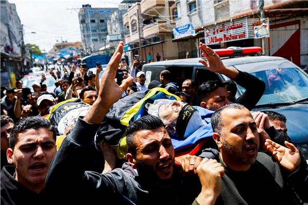 الفلسطينيون يُشيعون جثامين شهداء العدوان الإسرائيلي