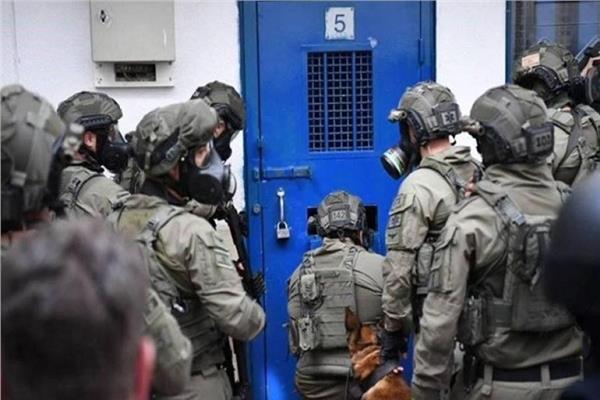وحدات القمع الإسرائيلية تقتحم سجن "مجدو"