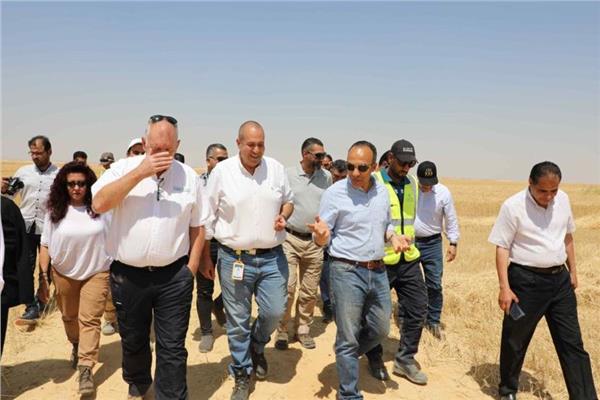  نائب محافظ المنيا يشهد بدء حصاد محصول القمح