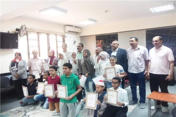 تكريم المعلمين والطلاب الفائزين في مسابقة " الأصوات الذهبية " بنجع حمادي 