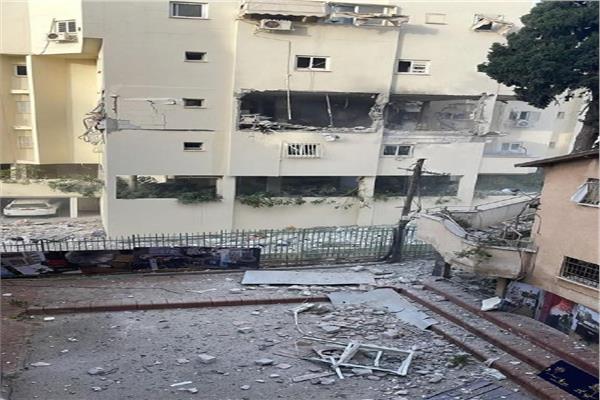 أثار القصف على منزل في رحوفوت بمدينة تل أبيب