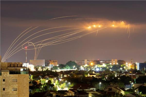 المقاومة الفلسطينية بقطاع غزة تطلق الصواريخ نحو مُستوطنات الغلاف وجنوب إسرائيل