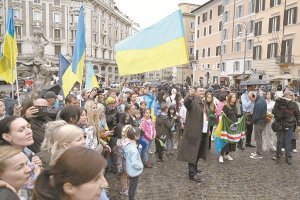 أعضاء الجالية الأوكرانية فى روما ينتظرون مرور موكب الرئيس الأوكرانى   «أ ف ب»