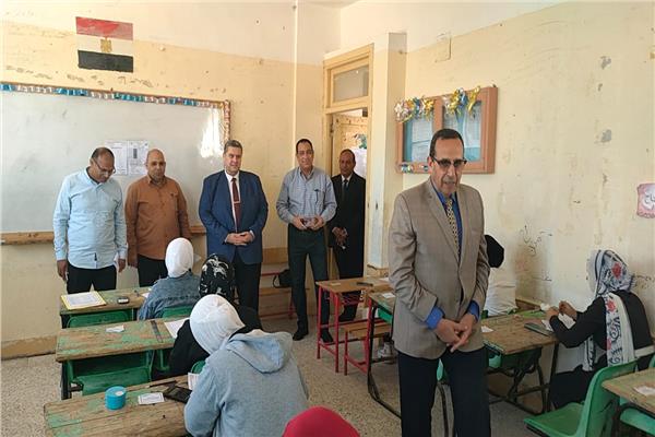 محافظ شمال سيناء يتفقد لجان الشهادة الإعدادية والمجمع الخدمى للامتحانات