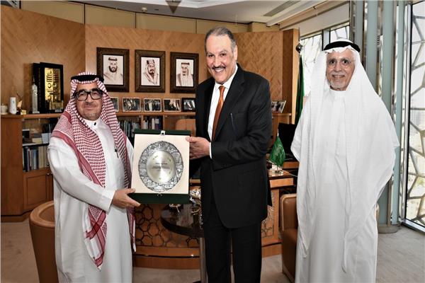 السفير السعودي أسامة بن أحمد نقلي خلال لقاءه الرئيس التنفيذي للمركز الوطني لتنمية الغطاء النباتي