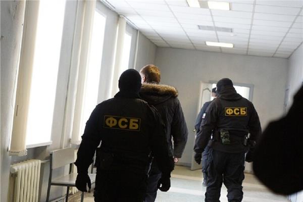 الأمن الروسي يعتقل موظفًا سابقًا في السفارة الأمريكية