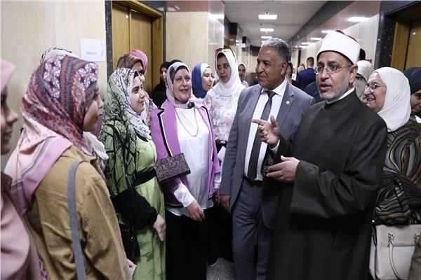رئيس جامعة الأزهر يتفقد امتحان القرآن الكريم بكلية التمريض