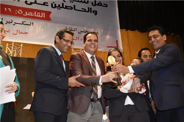 الزميل د. مدحت رشدي يتسلم جائزة الصحافة المصرية الاولي مع اسرته 