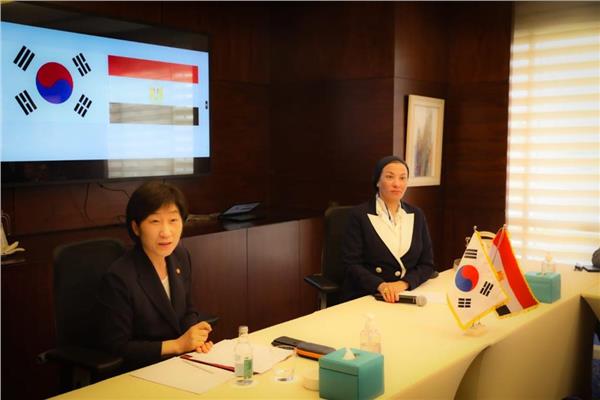 الدكتورة ياسمين فؤاد وزيرة البيئة خلال لقاءها بنظيرتها الكورية هان هوا-جين