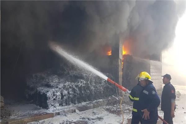 إصابة 8 أشخاص في حريق مصنع حصير في الخصوص
