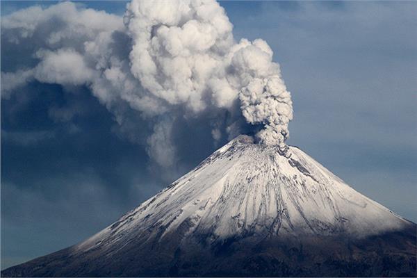 انبعاث الدخان والرماد من بركان بوبوكاتيبيل
