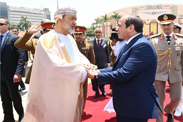 الرئيس السيسي يودع السلطان هيثم بن طارق قبل مغادرته القاهرة