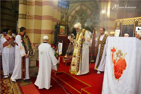  البابا تواضروس يصلي القداس 