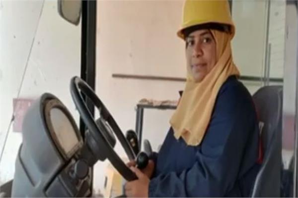 نورة جمال أول سيدة تقود لودر في محافظة أسيوط