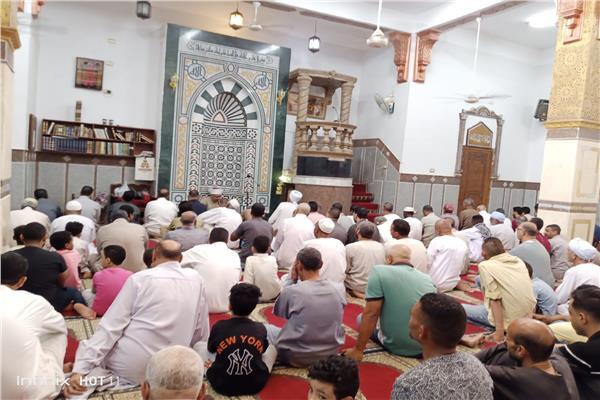 "الصلاة على النبي" صوت يتلألأ في المساجد 