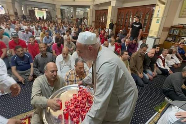 مسجد بالإسكندرية يوزع «شربات» على المصلين 