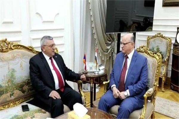 محافظ القاهرة يلتقي سفير أرمينيا