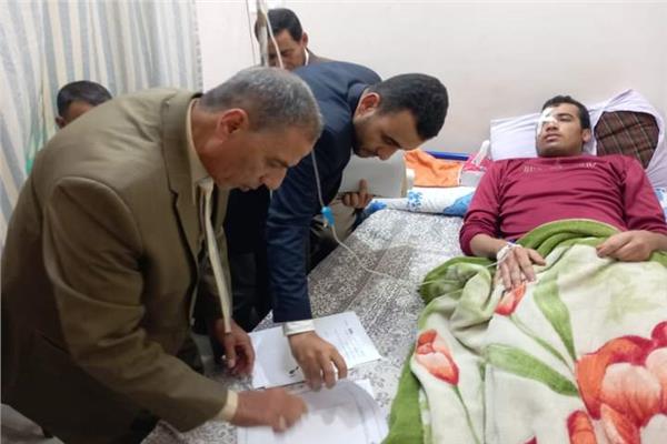 لجنة الامتحان في مستشفى طنطا الجامعي لاختبار طالب مصاب في حادث 