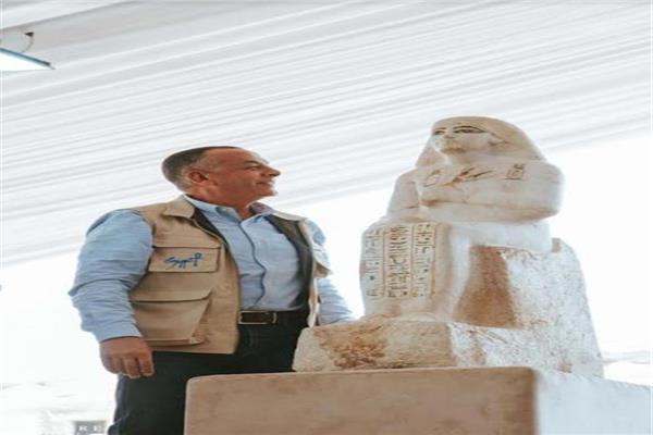 د.مصطفى الوزيري مع التمثال من خبر 