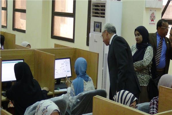 رئيس جامعة المنيا يتفقد سير الاختبارات الإلكترونية لطلاب طب الاسنان والصيدلة