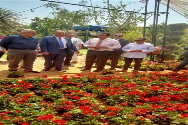 وزير الصحة يتفقد معرض زهور الربيع