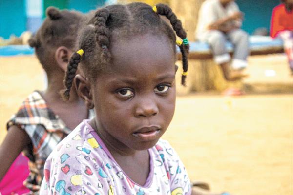 طفلة سودانية بمدرسة خصصت للنازحين بالخرطوم  