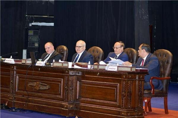  مجلس جامعة القاهرة، برئاسة الدكتور محمد عثمان الخشت